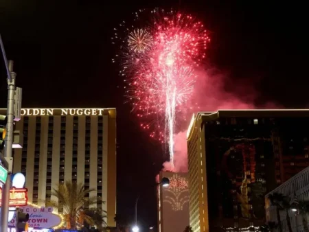 Revelação semanal de fogos de artifício sobre o centro de Las Vegas